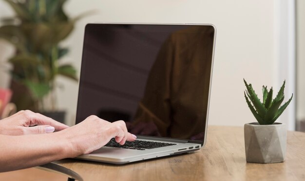 Donna senior che per mezzo di un primo piano del computer portatile