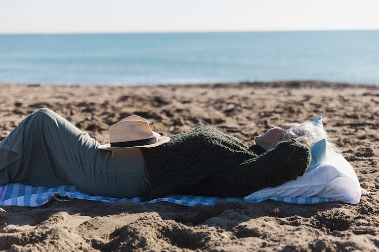 Foto gratuito donna senior che si rilassa all'aperto