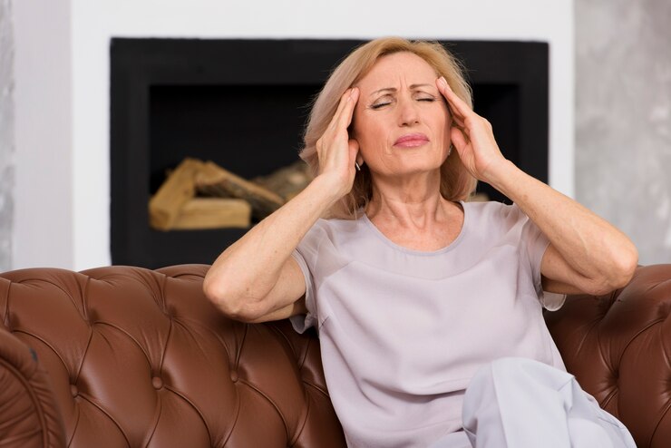 Foto gratuito donna senior di vista frontale che ha un terribile mal di testa