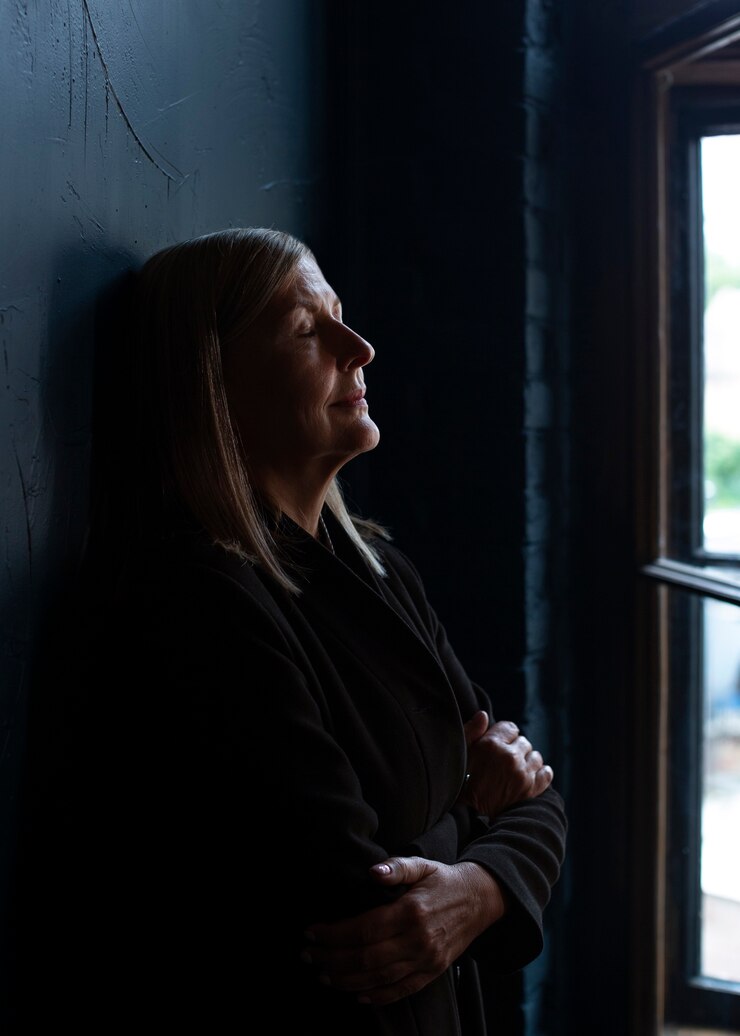 Foto gratuito donna senior di vista laterale che posa all'interno