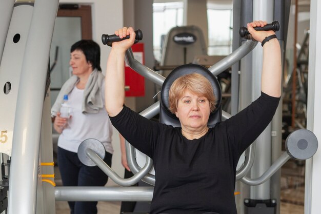 Donna senior in palestra lavorando