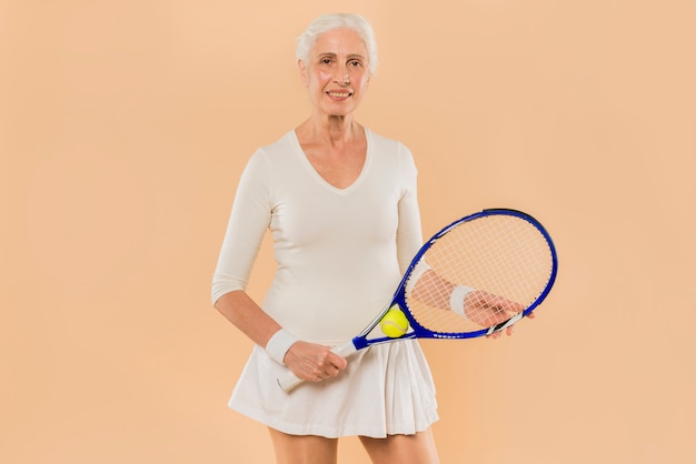 Donna senior moderna che gioca a tennis