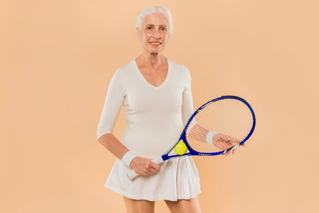 Donna senior moderna che gioca a tennis