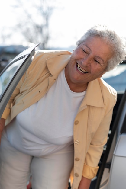 Donna senior moderna che vive in città