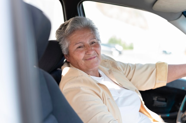 Donna senior moderna che vive in città