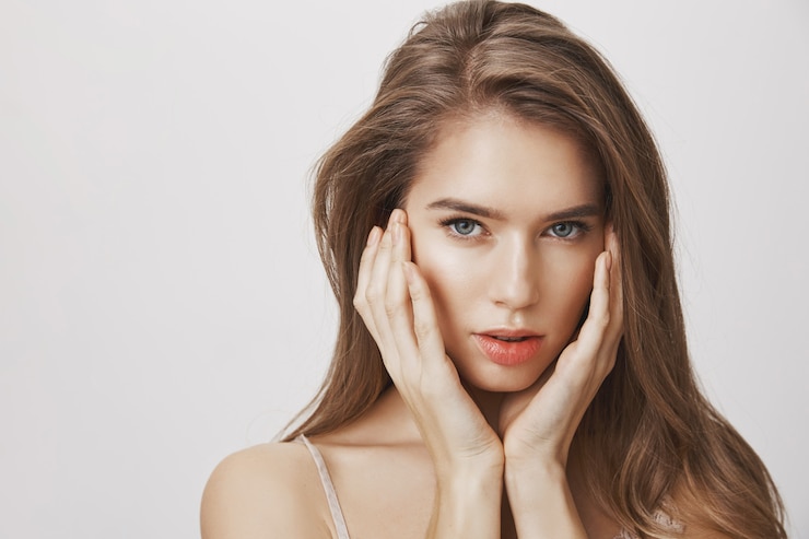 Foto gratuito donna sensuale attraente con trucco naturale