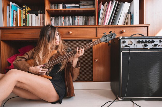 Donna sensuale che suona la chitarra