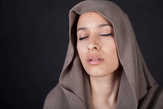 Donna sensuale con il foulard