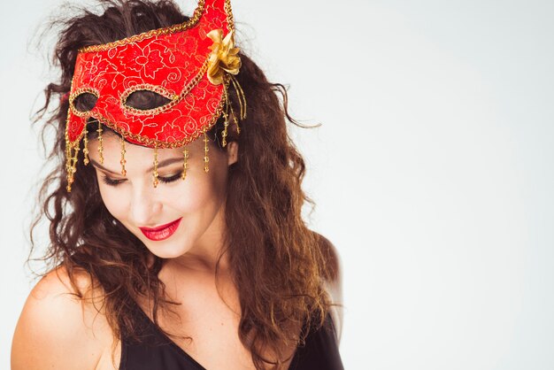 Donna sensuale con maschera di carnevale