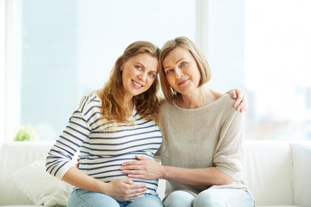 Donna sentendo il bambino