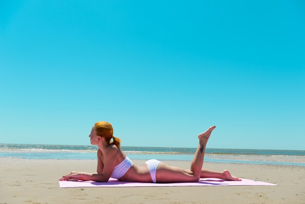 Donna sexy su una spiaggia