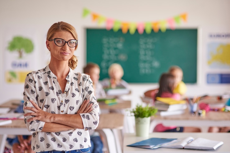 Foto gratuito donna sicura con le braccia incrociate