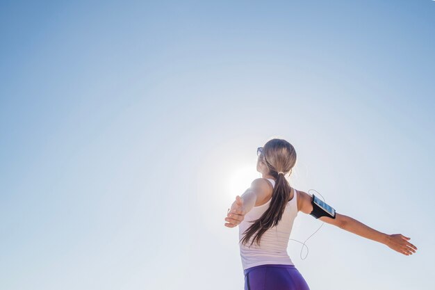 Donna soddisfatta dopo l&#39;allenamento