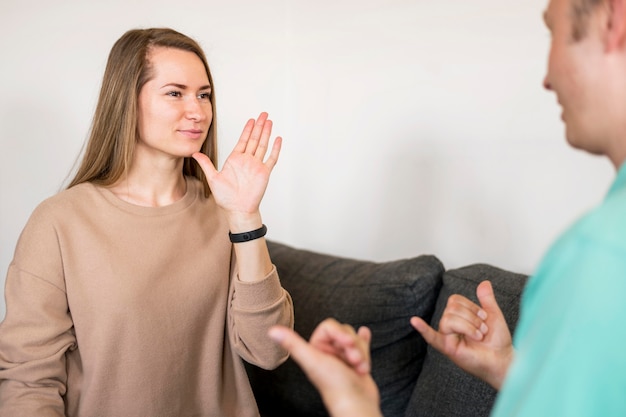 Donna sorda che comunica attraverso il linguaggio dei segni