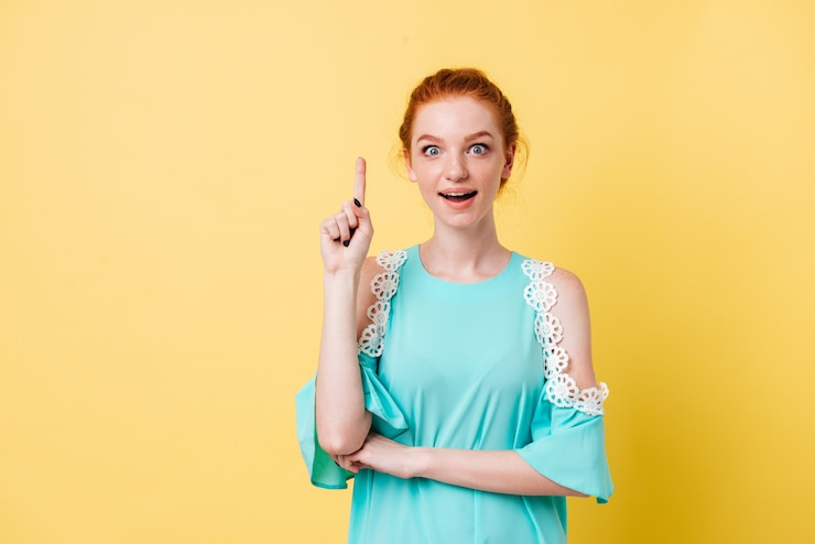 Foto gratuito donna sorpresa dello zenzero in vestito che ha idea