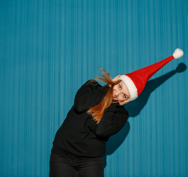 Donna sorpresa di natale che porta un cappello di Santa