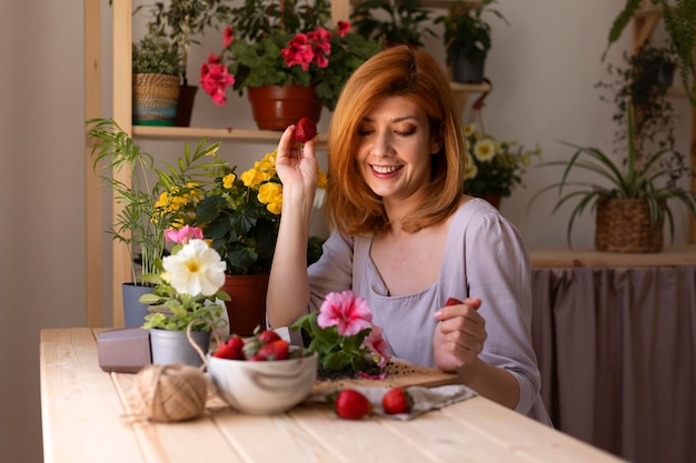 Donna sorridente a colpo medio con frutta