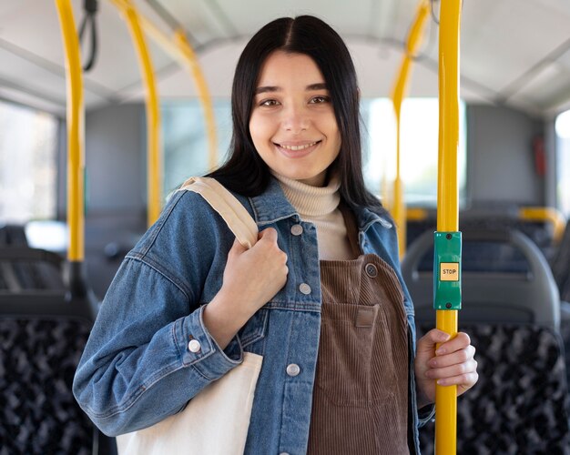 Donna sorridente a tiro medio sull'autobus