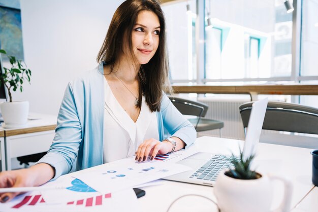 Donna sorridente al lavoro