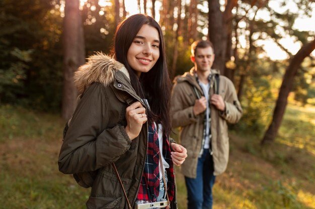 Donna sorridente che gode di viaggiare con il ragazzo