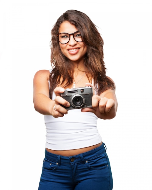 Donna sorridente che mostra la sua macchina fotografica