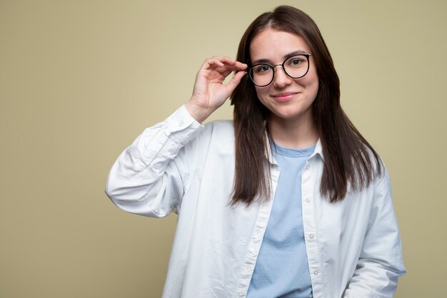 Donna sorridente con colpo medio con gli occhiali