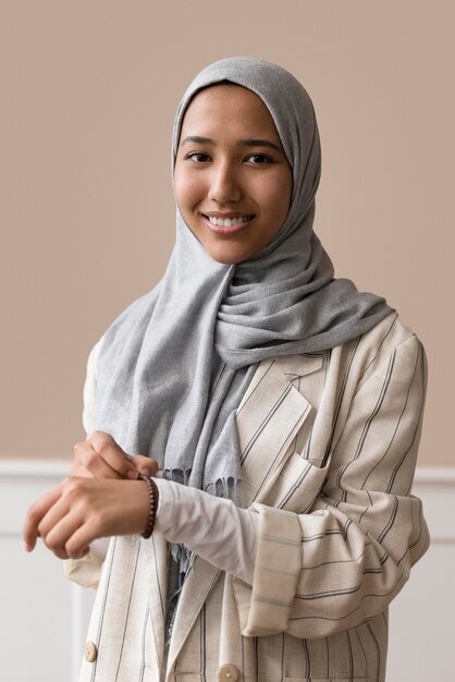 Donna sorridente con colpo medio con hijab