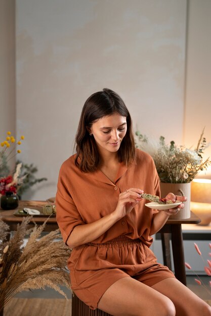 Donna sorridente con fiori a tiro medio