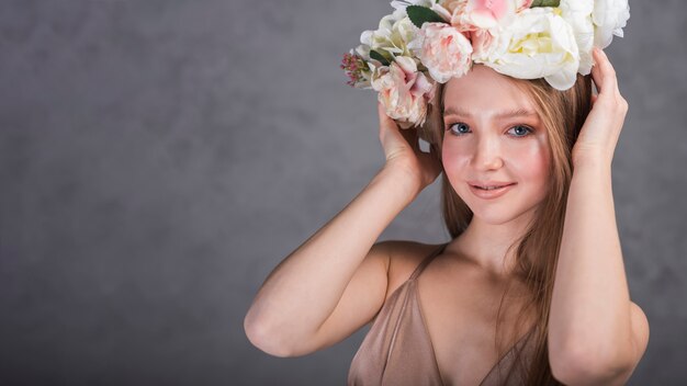 Donna sorridente con fiori sulla testa