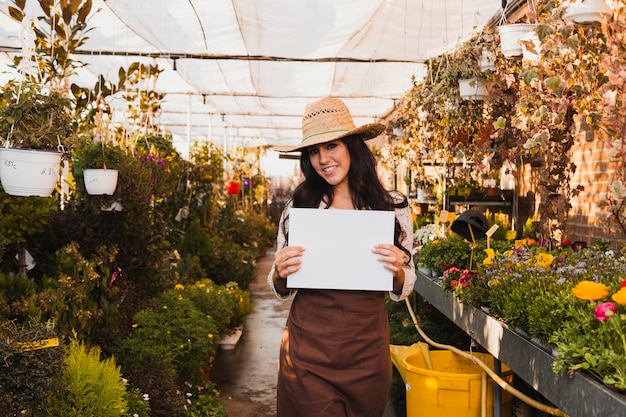 Donna sorridente con foglio di carta