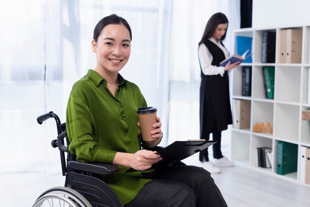 Donna sorridente con il funzionamento del caffè