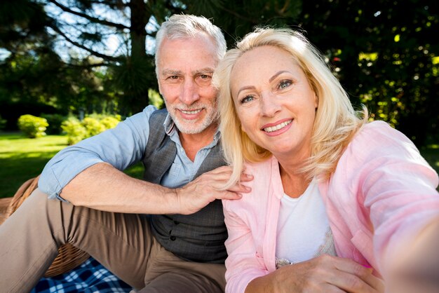 Donna sorridente con il suo uomo al picnic