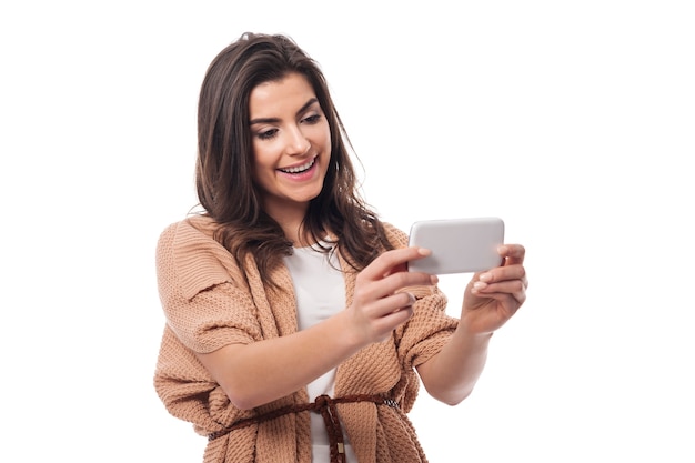 Donna sorridente con il telefono cellulare contemporaneo