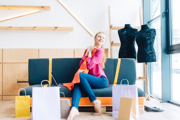 Donna sorridente con il vestito nuovo