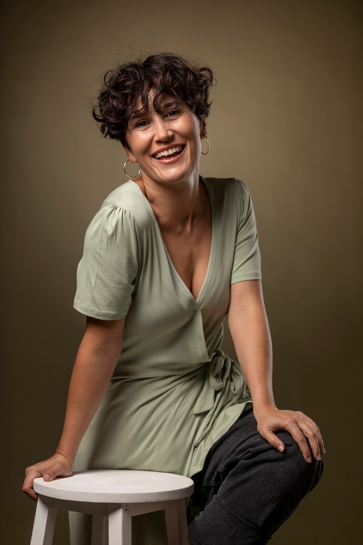 Foto gratuito donna sorridente con inquadratura media con sedia