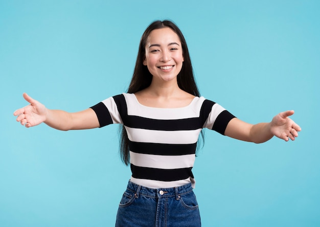 Donna sorridente con le braccia aperte per l'abbraccio