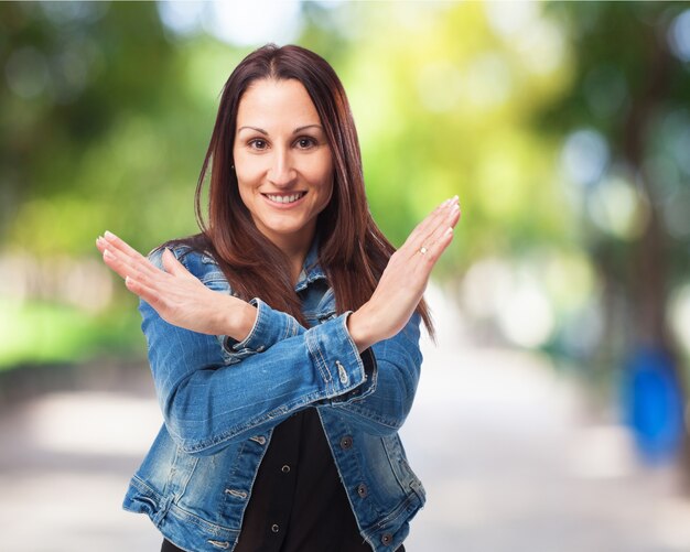 Donna sorridente con le braccia incrociate