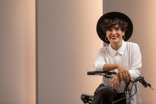 Donna sorridente con tiro medio in bicicletta