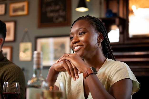 Donna sorridente da vicino che cena fuori?