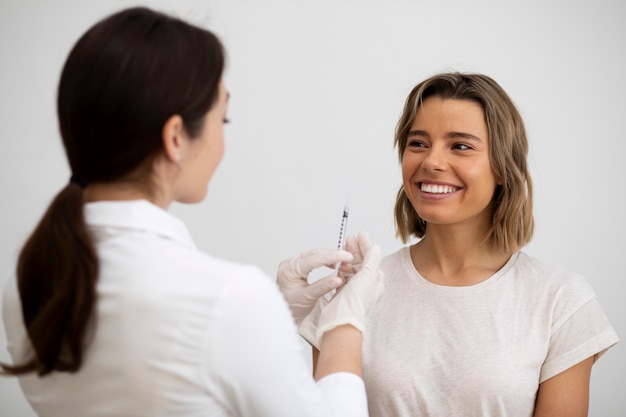 Donna sorridente del colpo medio alla clinica