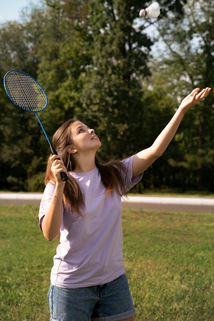 Foto gratuito donna sorridente del colpo medio che gioca a badminton