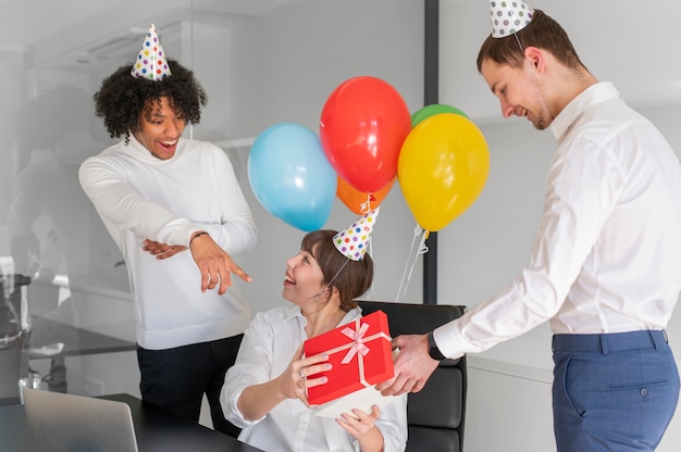 Donna sorridente del colpo medio che riceve il regalo