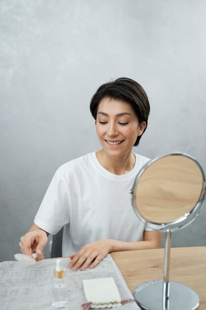 Donna sorridente del colpo medio con gli strumenti