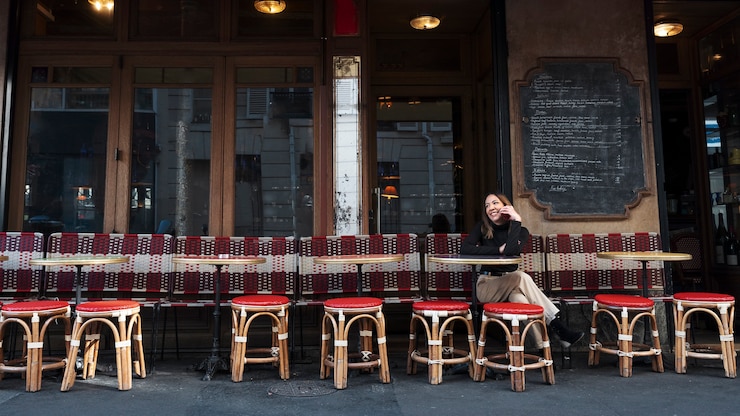 Foto gratuito donna sorridente del colpo pieno che si siede al bistrot