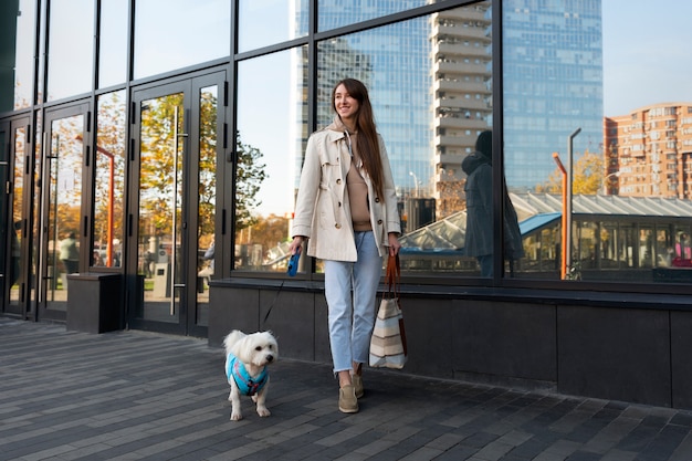 Donna sorridente del colpo pieno con il cane