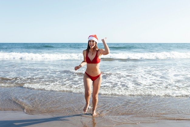 Donna sorridente del colpo pieno con il cappello della Santa