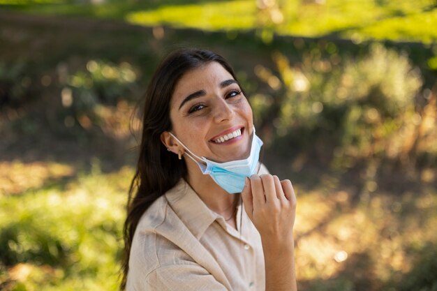 Donna sorridente di alto angolo all'aperto