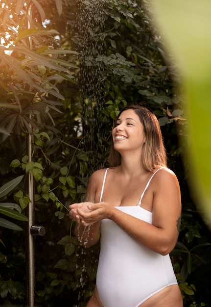 Donna sorridente di colpo medio alla spa