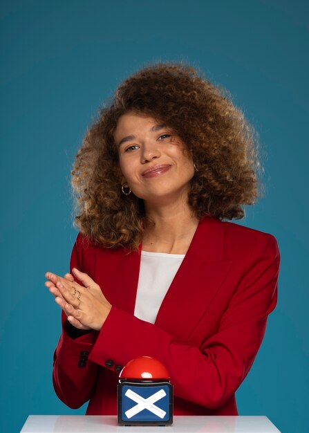 Donna sorridente di colpo medio allo studio