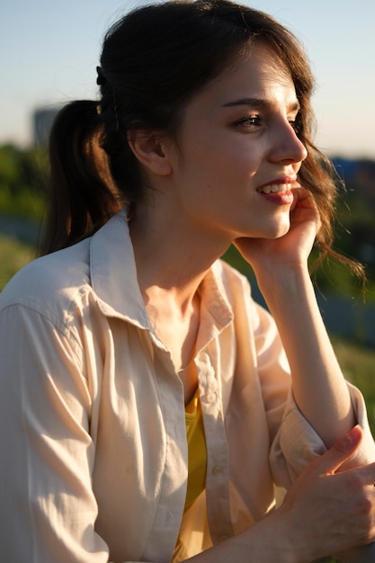 Donna sorridente di colpo medio che si gode la natura